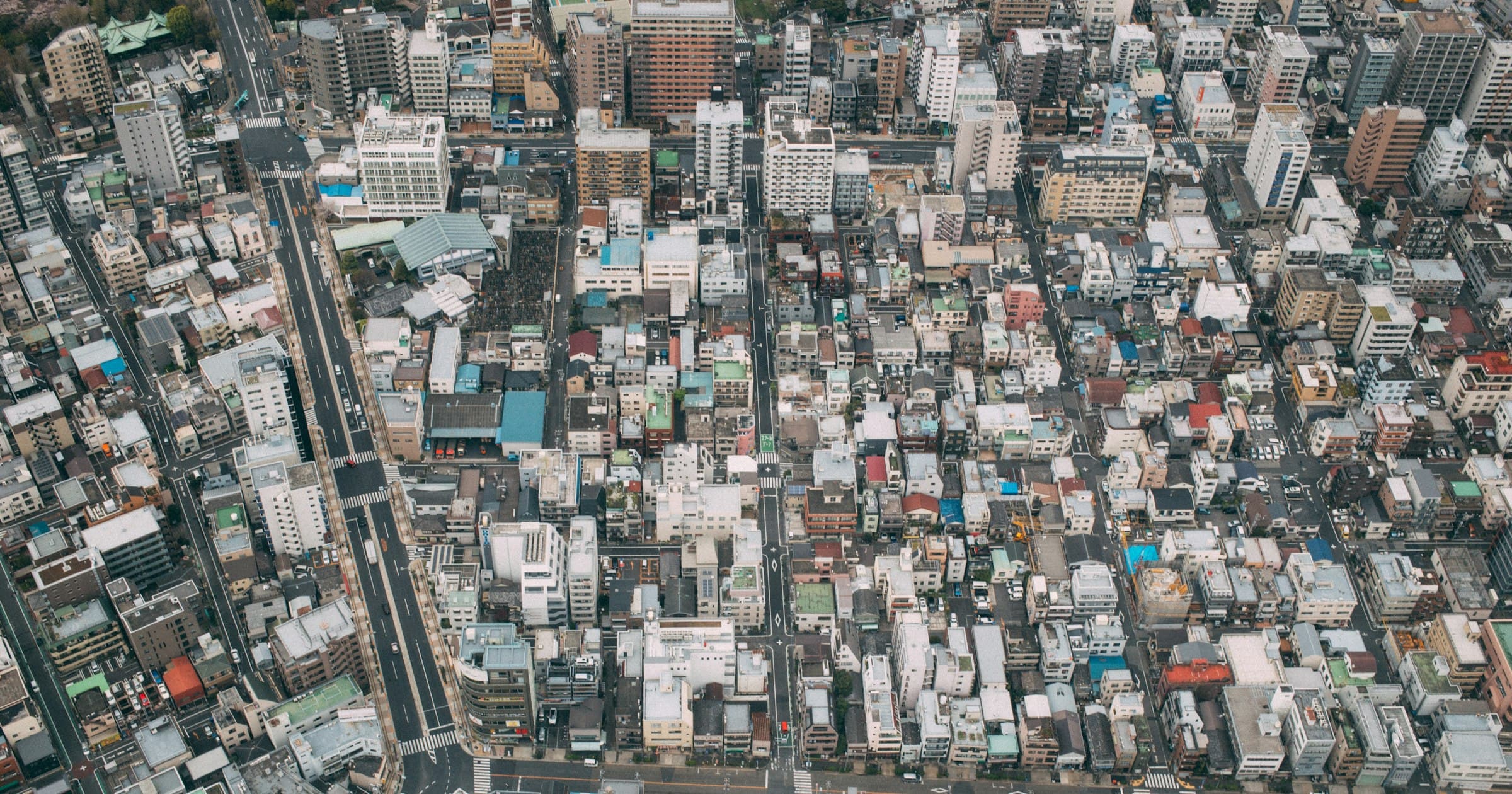 上空から見た中低層の建物が密集する市街地(イメージ)
