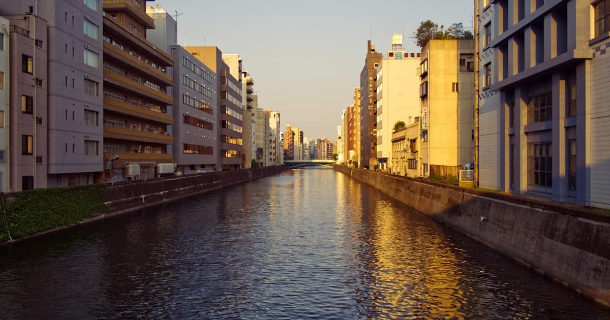 川沿いに高層ビルが立ち並ぶ都市の夕景